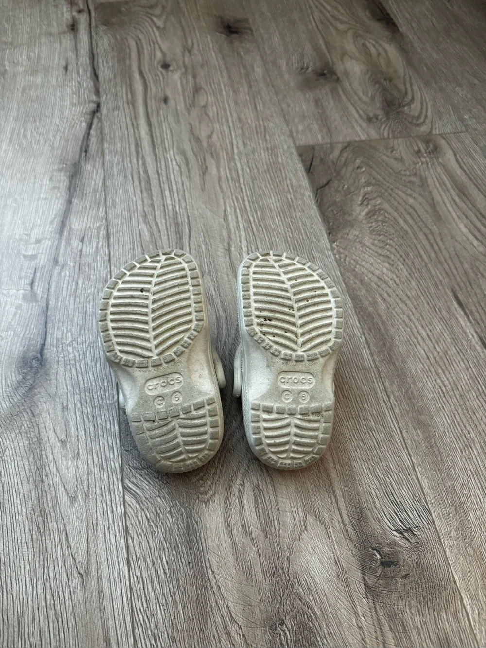 CROCS 2 pairs
